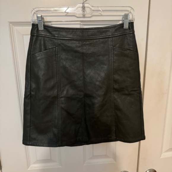 Loft pleather size 0 skirt with front pockets and left front side slit - Picture 4 of 6